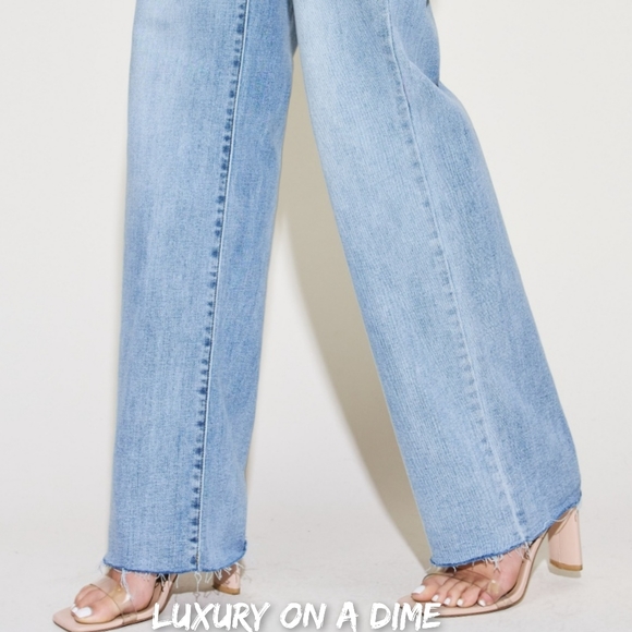 Judy Blue Mid-Rise V-Waist Distressed Denim Straight Leg Raw Hem Mom Jean Pants - Picture 6 of 11